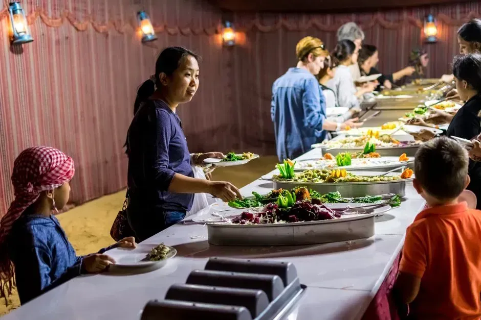 7. Letting kids treat the buffet line like a playground (Image Credits: Pexels)