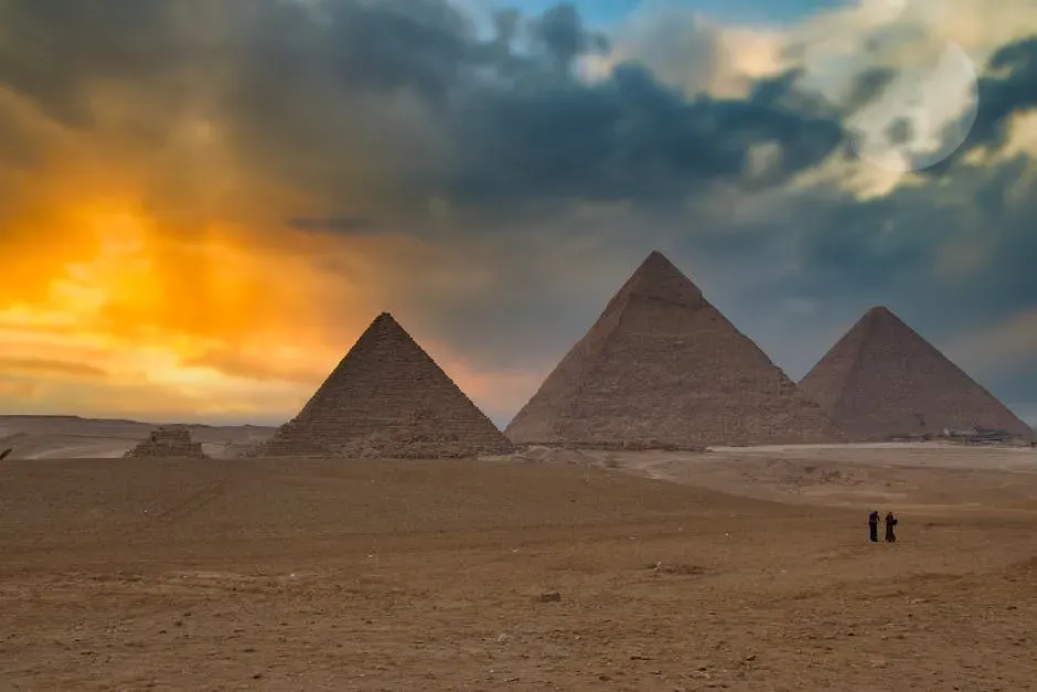 9. Cleopatra Lived Closer in Time to the Moon Landing Than to the Pyramids (Image Credits: Pexels)