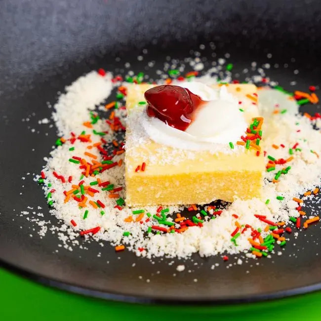 The Jell-O Poke Cake: Colorful, Easy, and Unexpectedly Delicious (Image Credits: Pexels)