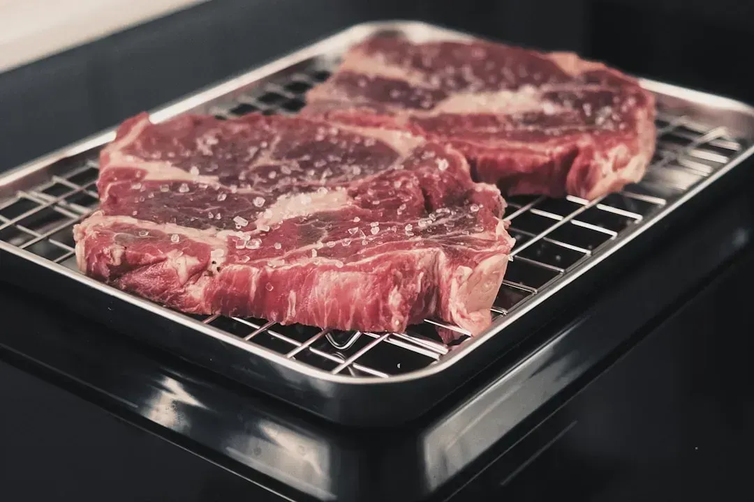 3. Not Letting Meat Rest After Cooking (Image Credits: Unsplash)