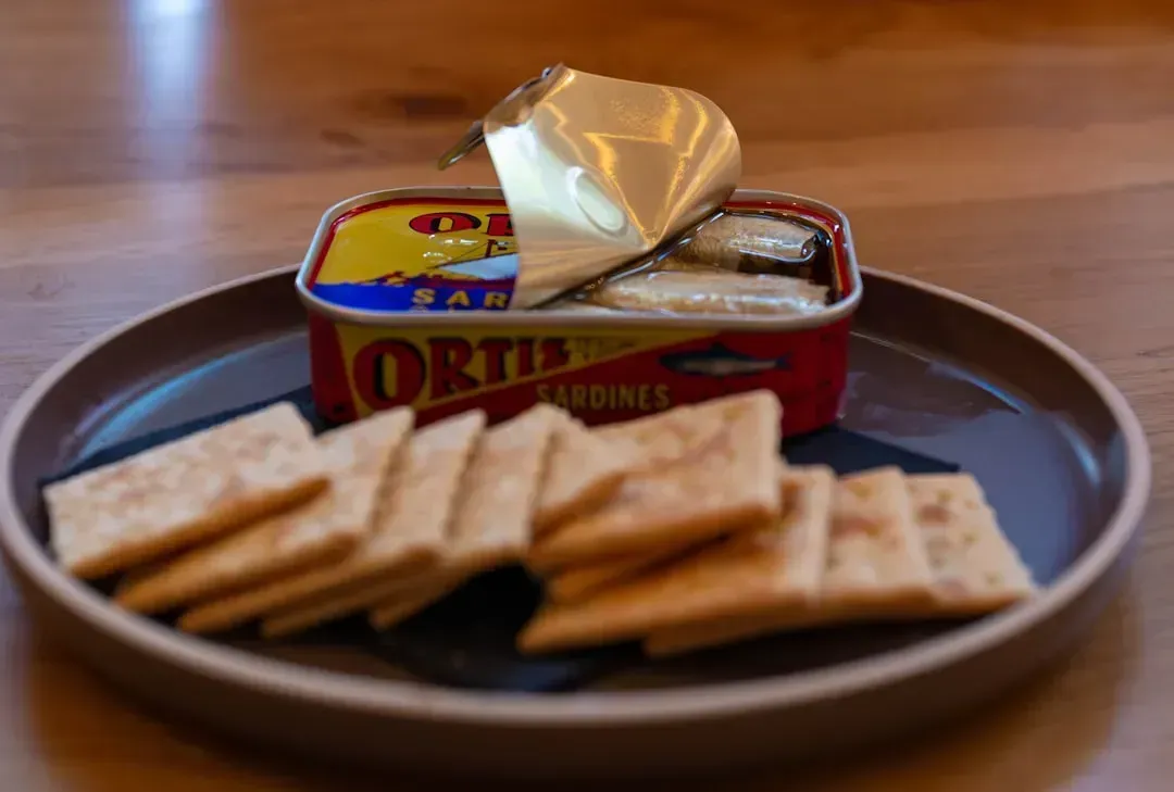 Canned tuna on whole grain crackers (Image Credits: Unsplash)