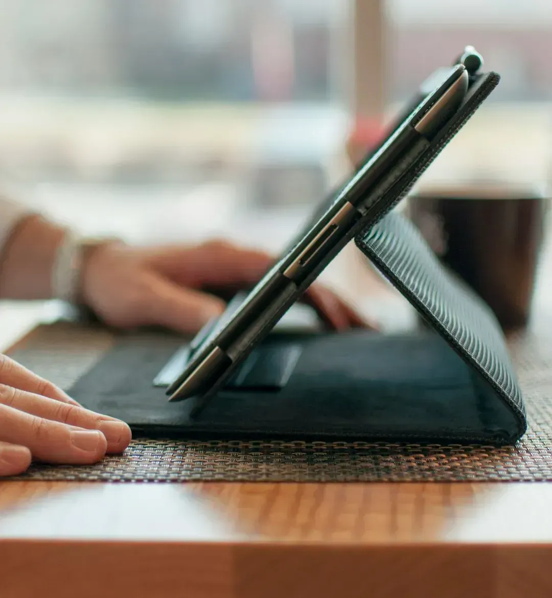 1. The Digital Tip Prompt on a Tablet Screen (Image Credits: Unsplash)