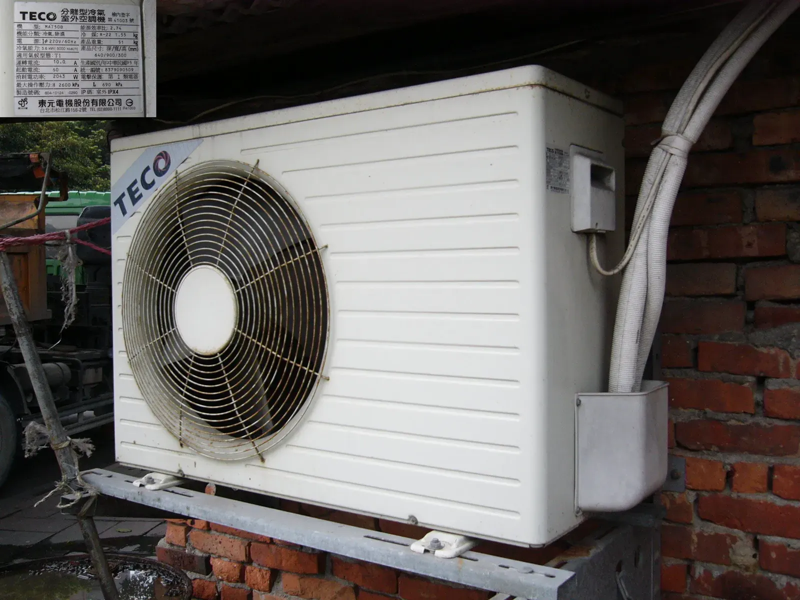 6. HVAC system that is mismatched in size or age to the home (By Solomon203, CC BY-SA 3.0)