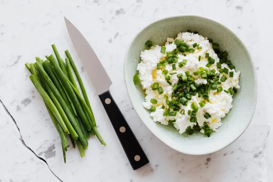 4. Cottage cheese with vegetables (Image Credits: Pexels)