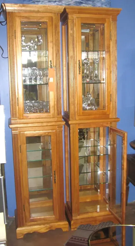 Curio Cabinets Packed With Knickknacks (TheLivingRoominKenmore, Flickr, CC BY 2.0)