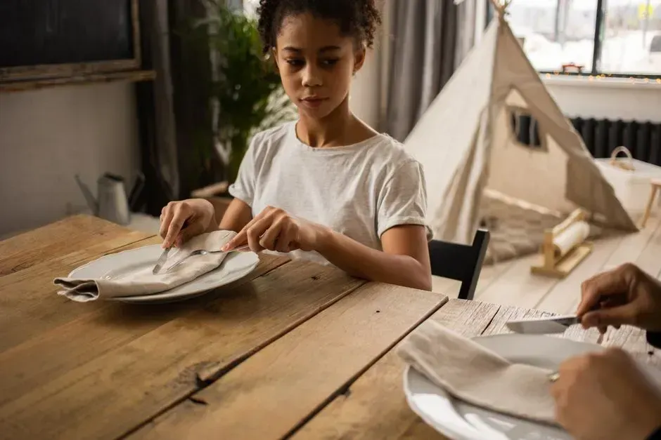Keeping elbows off the table (Image Credits: Pexels)