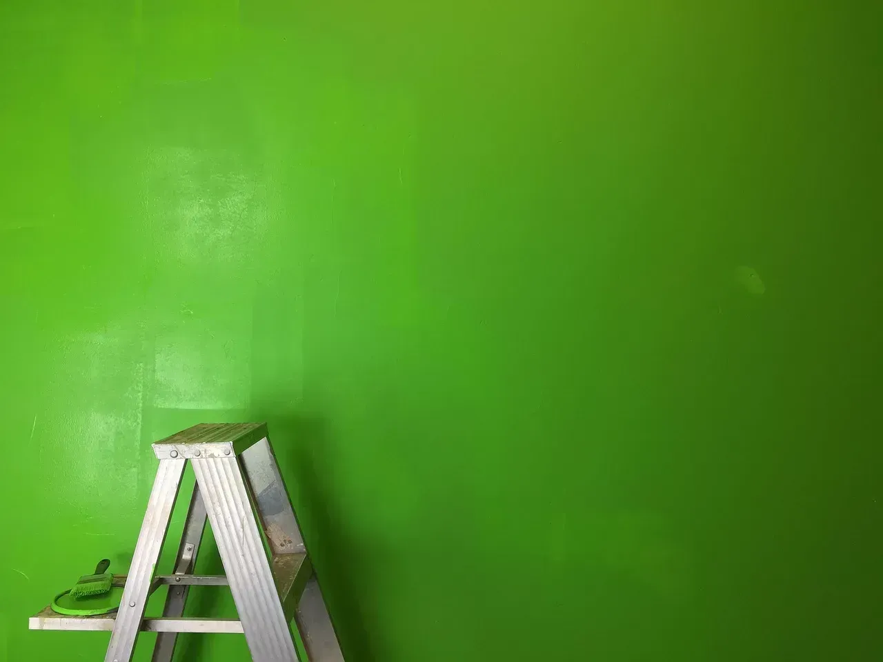 9. Green Painted Walls (Image Credits: Pixabay)
