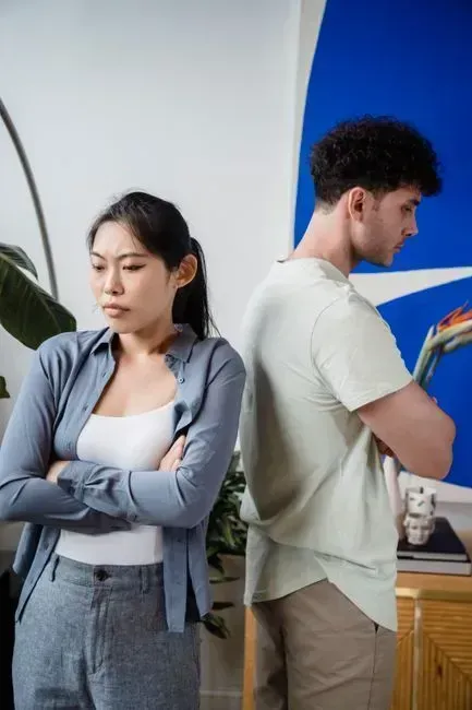 9. Mismatches Between Words and Body Language (Image Credits: Pexels)