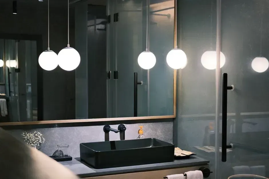 9. Layer the Lighting Instead of Relying on One Overhead Fixture (Image Credits: Pexels)