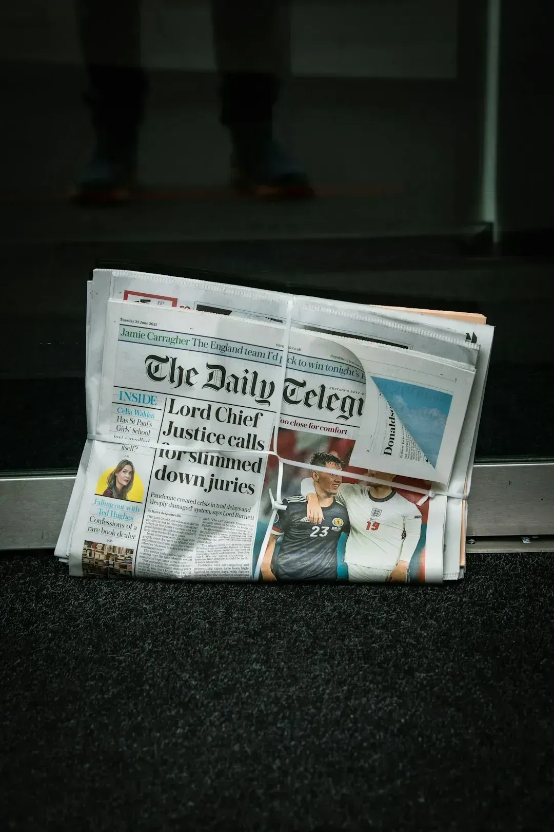 5. Washing windows with newspaper (Image Credits: Unsplash)