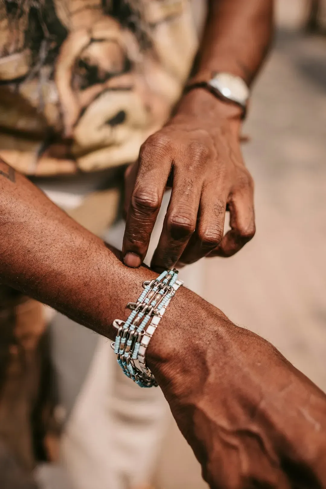 1. The "friendship bracelet" street trick (Image Credits: Unsplash)