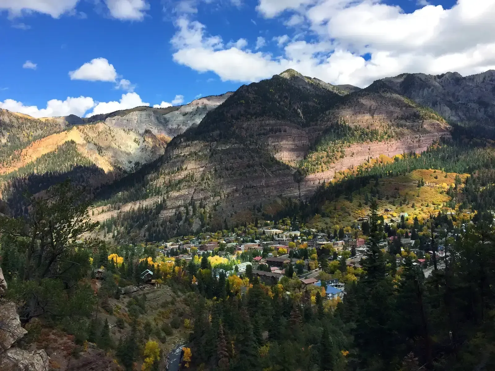 6. Ouray, Colorado (By Jason Pawela, CC BY-SA 4.0)