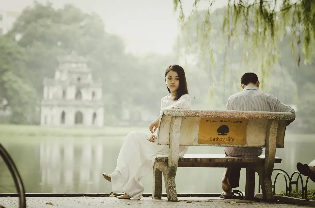 6. Letting Small Betrayals Pile Up Unaddressed (Image Credits: Pixabay)