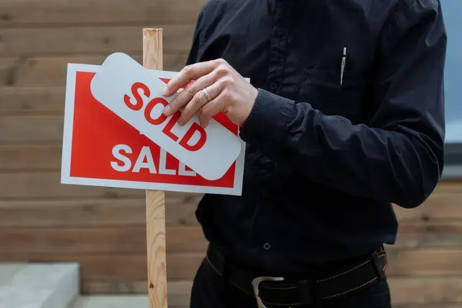 9. Sellers anchored to outdated comps or emotional pricing (Image Credits: Pexels)