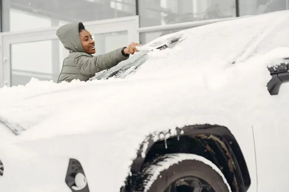 1. Leaving a snow shovel and ice scraper in the car year round (Image Credits: Pexels)