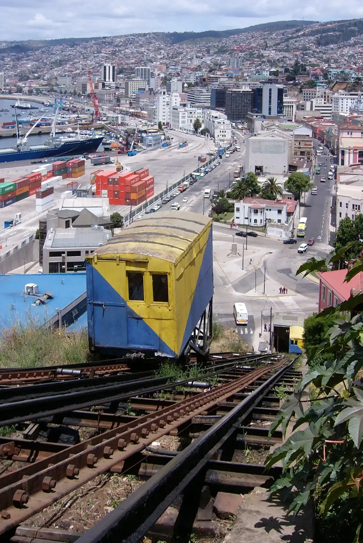 4. Valparaíso, Chile (Originally uploaded to English Wikivoyage by :en:User:(WT-en) Fali on 22 January 2006, CC BY 2.5)