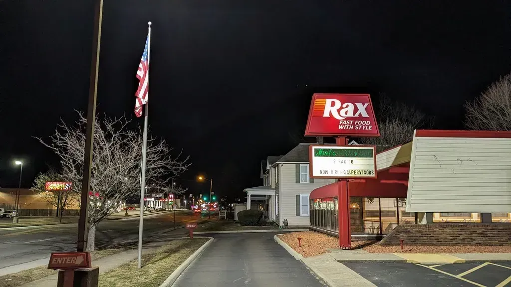 Rax Roast Beef: The Chain That Couldn't Decide What It Was (Image Credits: Flickr)