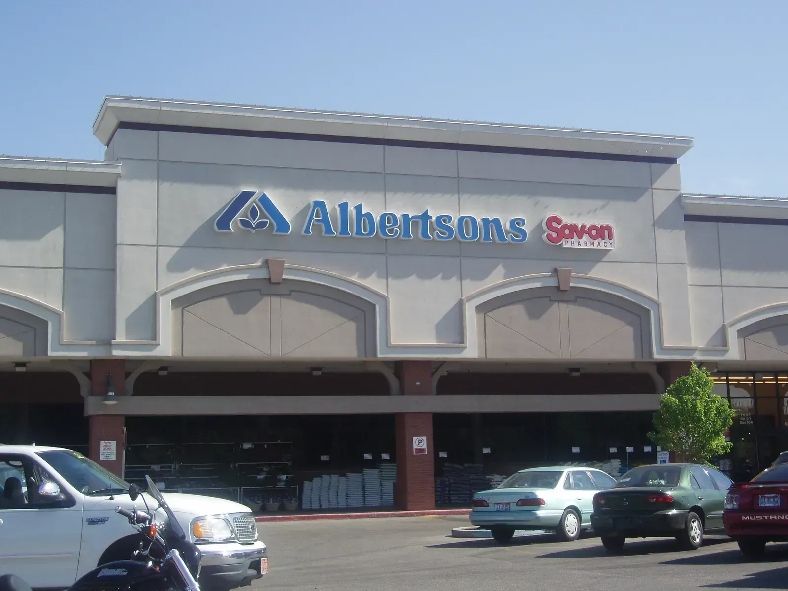 10. Albertsons (Image Credits: Transferred from en.wikipedia to Commons by Xnatedawgx using CommonsHelper., CC BY-SA 3.0)