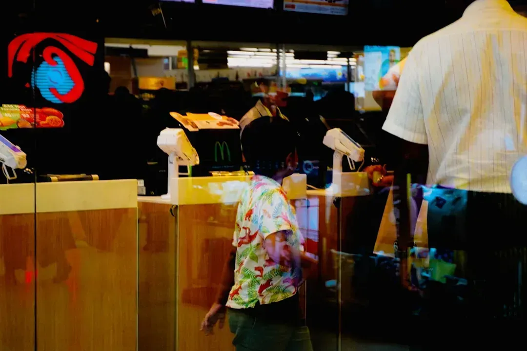 2. At Fast Food and Quick-Service Restaurants (Image Credits: Unsplash)