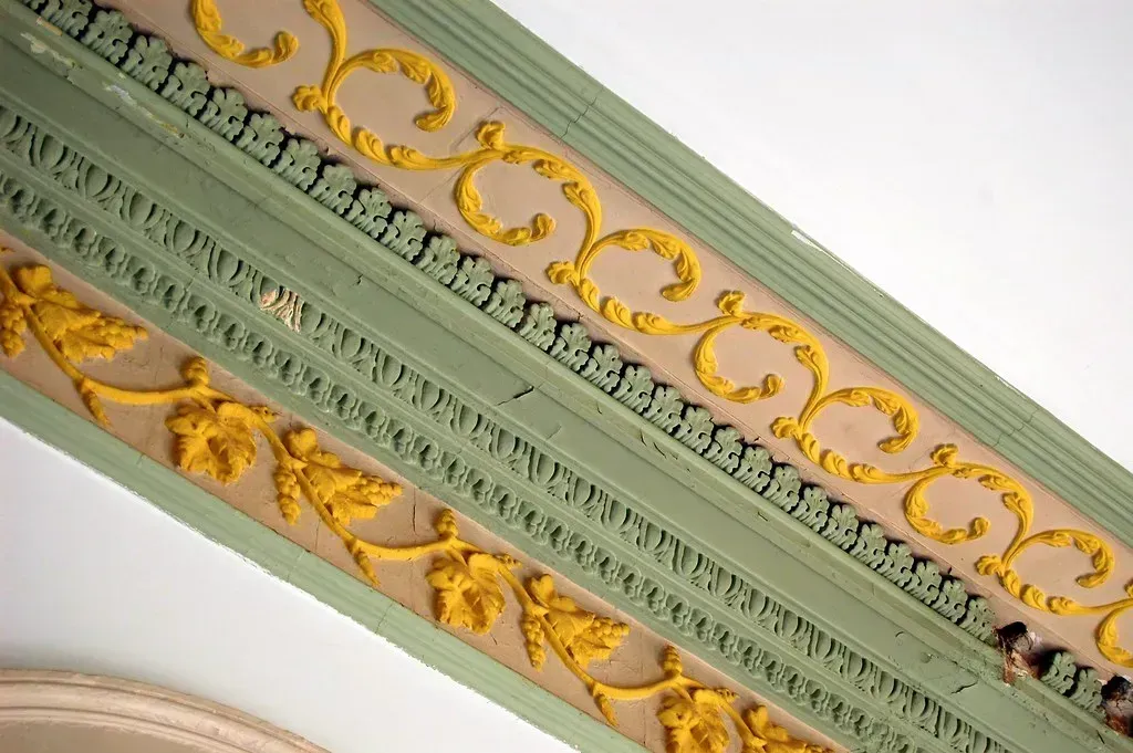 7. Oversized, ornate crown molding and trim (Steve Snodgrass, Flickr, CC BY 2.0)