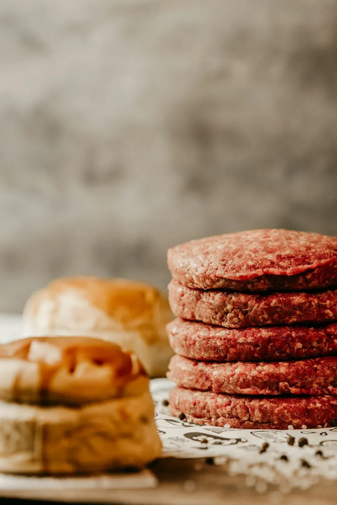 6. Using cold, refrigerator temperature meat straight off the grill (Image Credits: Unsplash)