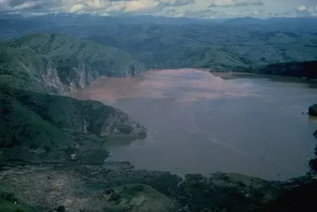 6. The Lake Nyos Disaster: A Lake That Exhaled Death (Image Credits: By Ppong.it, CC0)