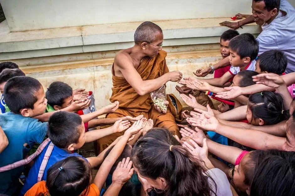 Being Genuinely Kind to Strangers Without an Audience (Image Credits: Pexels)