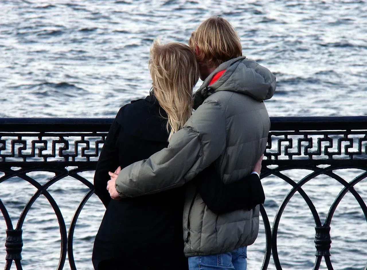 5. Commitment Ambiguity Used to Stay in Control (Image Credits: Pixabay)