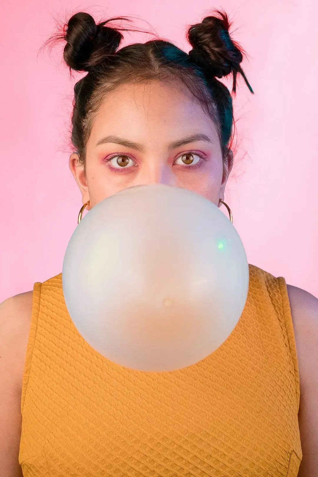 9. Swallowing Gum Stays in Your Stomach for Seven Years (Image Credits: Unsplash)