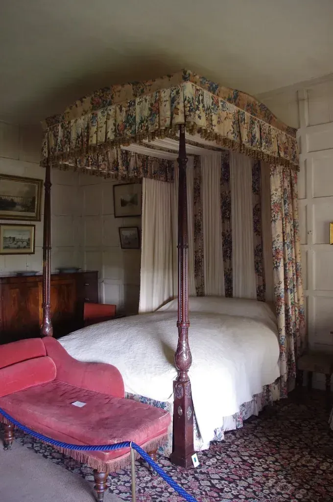 The Antique Four-Poster Bed (Dave Hamster, Flickr, CC BY 2.0)