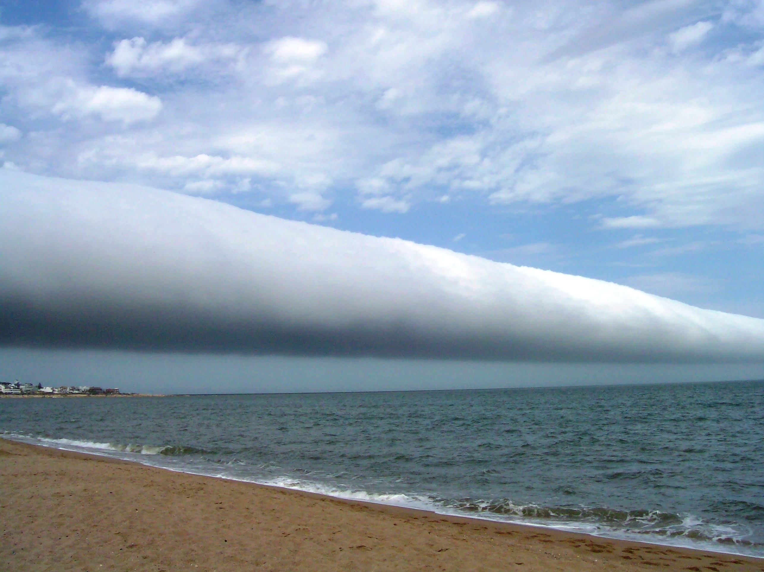 Roll Clouds – The Sky's Horizontal Tornadoes (image credits: wikimedia)