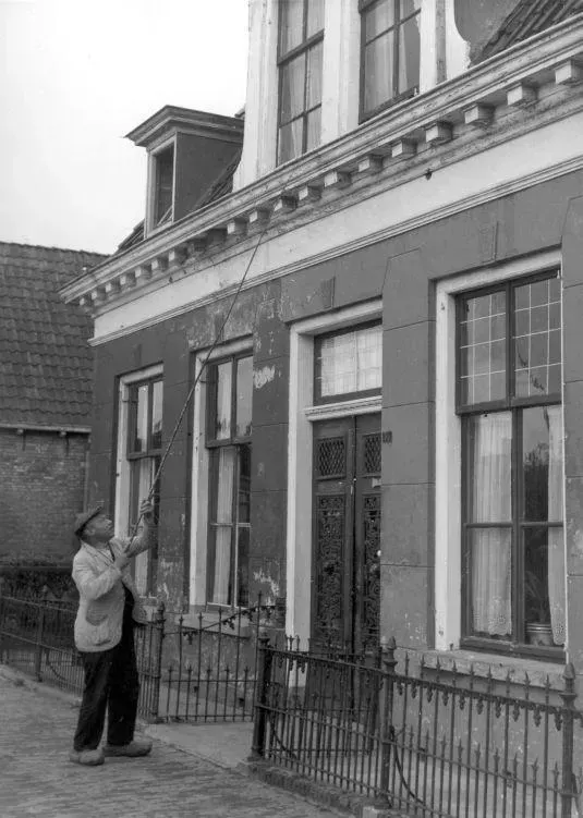 11. Knocker-Up (Image Credits: [1], Copyrighted free use)