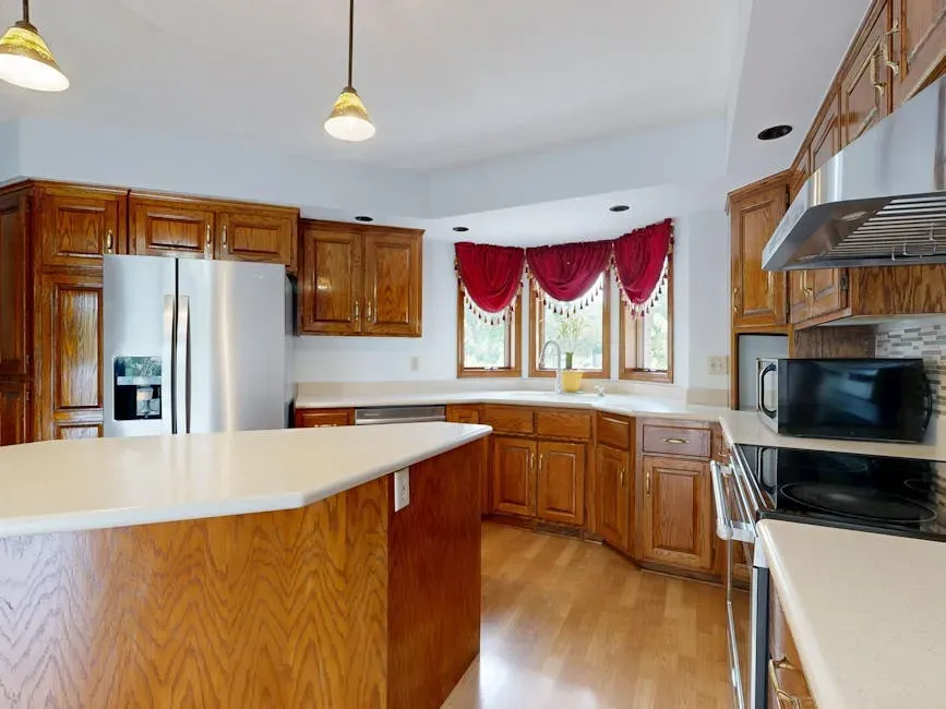 4. Honey Oak or Golden Oak Cabinets (Image Credits: Pexels)