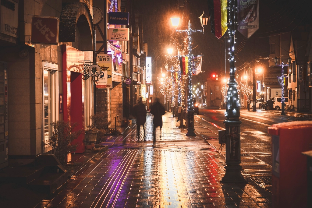Time Your Walks Strategically (image credits: rawpixel)