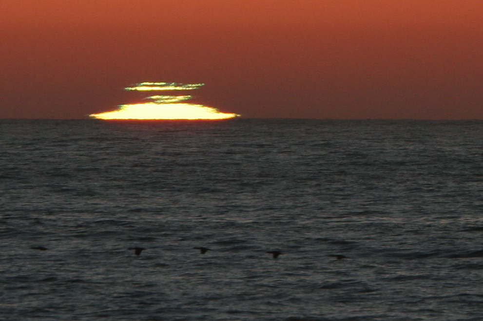 Green Flash at Sunset – The Ocean's Emerald Goodbye (image credits: wikimedia)