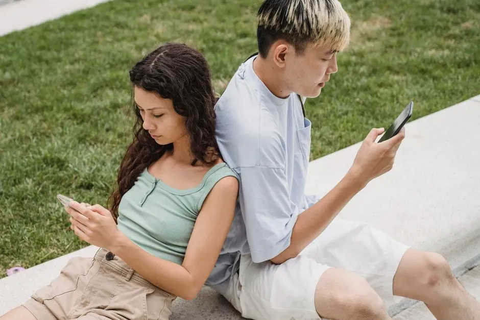 6. Letting phones replace real conversation (Image Credits: Pexels)