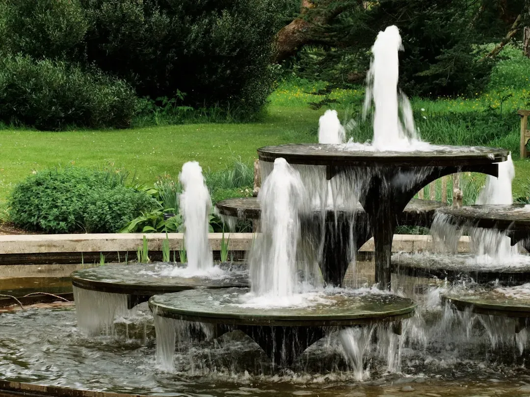 4. Oversized Outdoor Fountains in Small Yards (Image Credits: Unsplash)