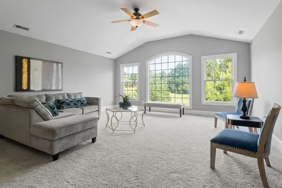 The Role of Presentation: Staging and Photography Amplify the Price Signal (Image Credits: Pexels)