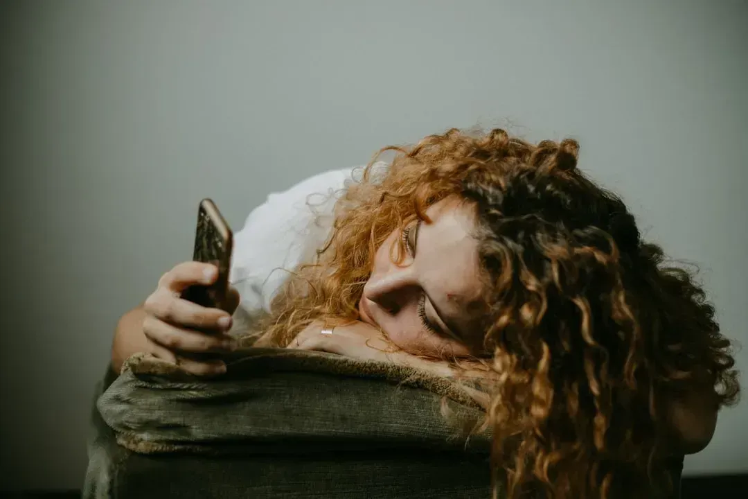 9. If He Doesn't Text Back Quickly, He's Not Interested (Image Credits: Unsplash)