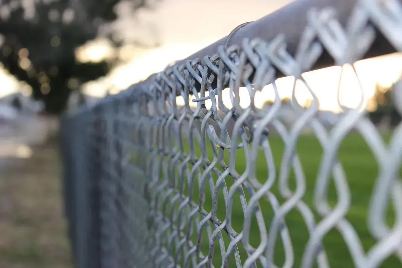 3. Fence Installation That Crosses Property Lines or Violates Local Rules (Image Credits: Pixabay)