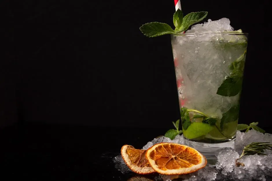3. The Mojito: Muddled Mint, Minimal Gratitude (Image Credits: Pexels)