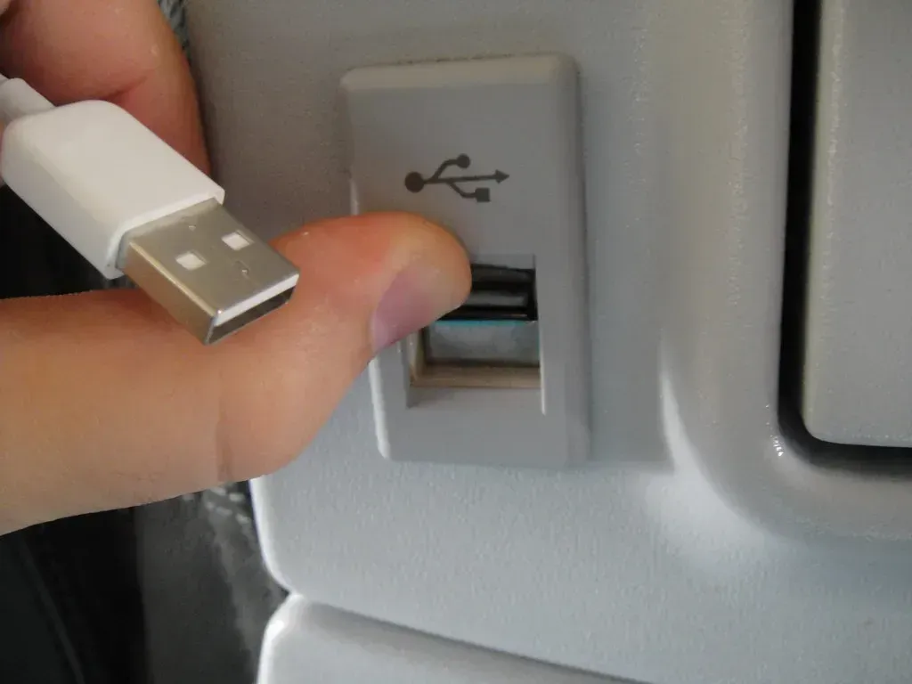 Using the Airplane's USB Charging Ports (hildgrim, Flickr, CC BY-SA 2.0)