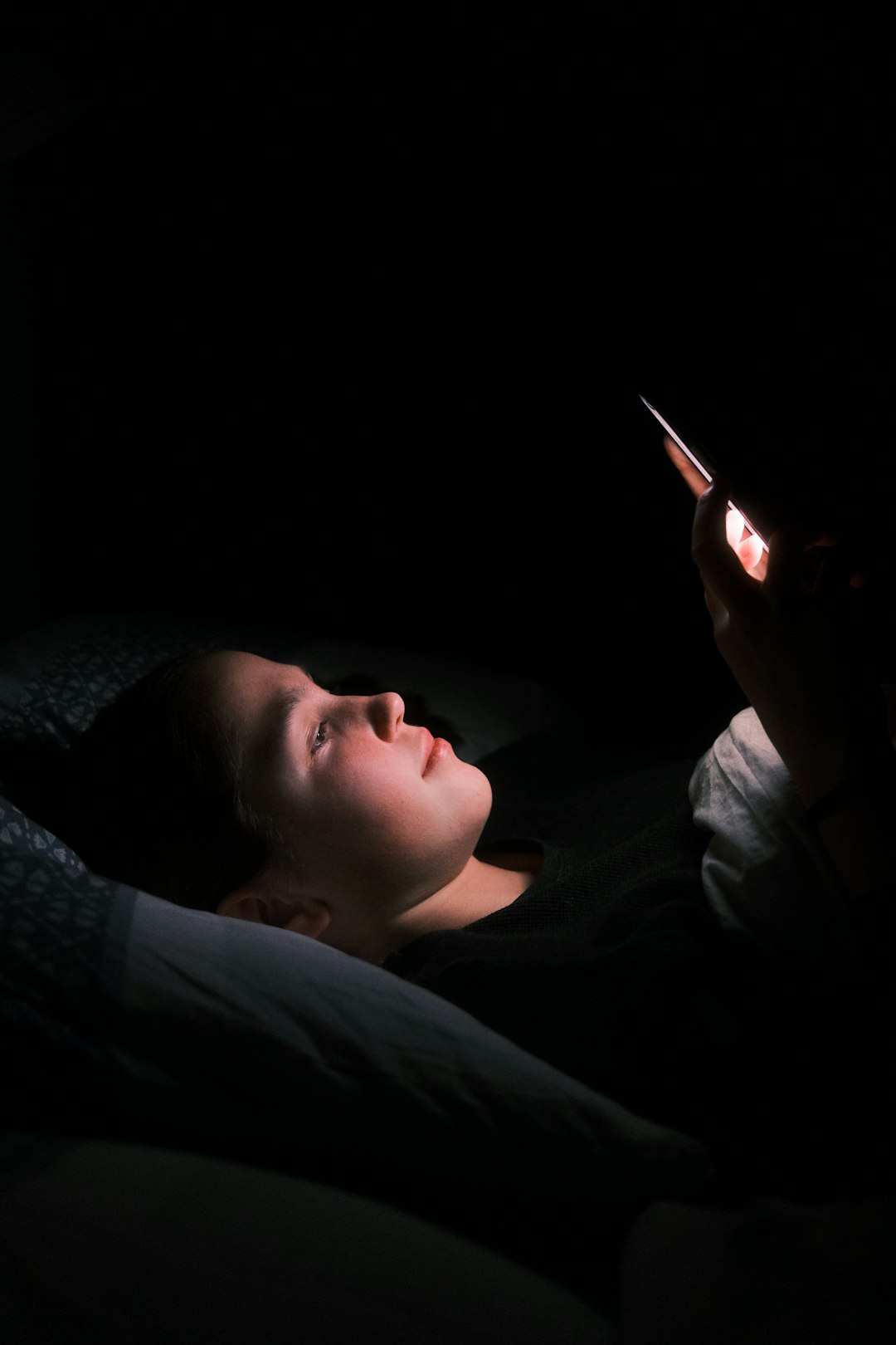 Sleep Disruption Anxiety From Late-Night Device Use (image credits: unsplash)