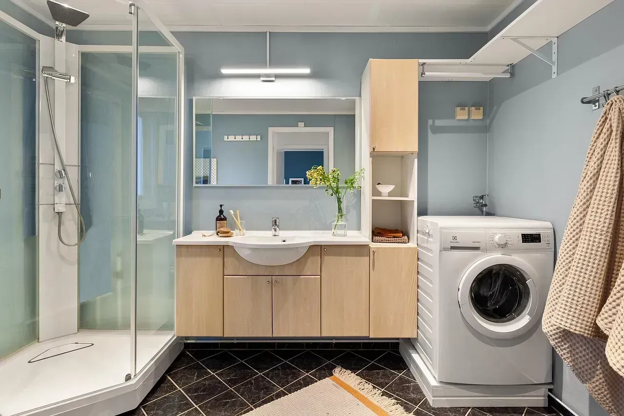 2. Wall-to-Wall Carpeting (Especially in Bathrooms) (Image Credits: Pixabay)