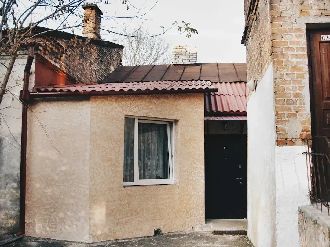 8. Buying Too Small Because It Was "Enough for Right Now" (Image Credits: Unsplash)