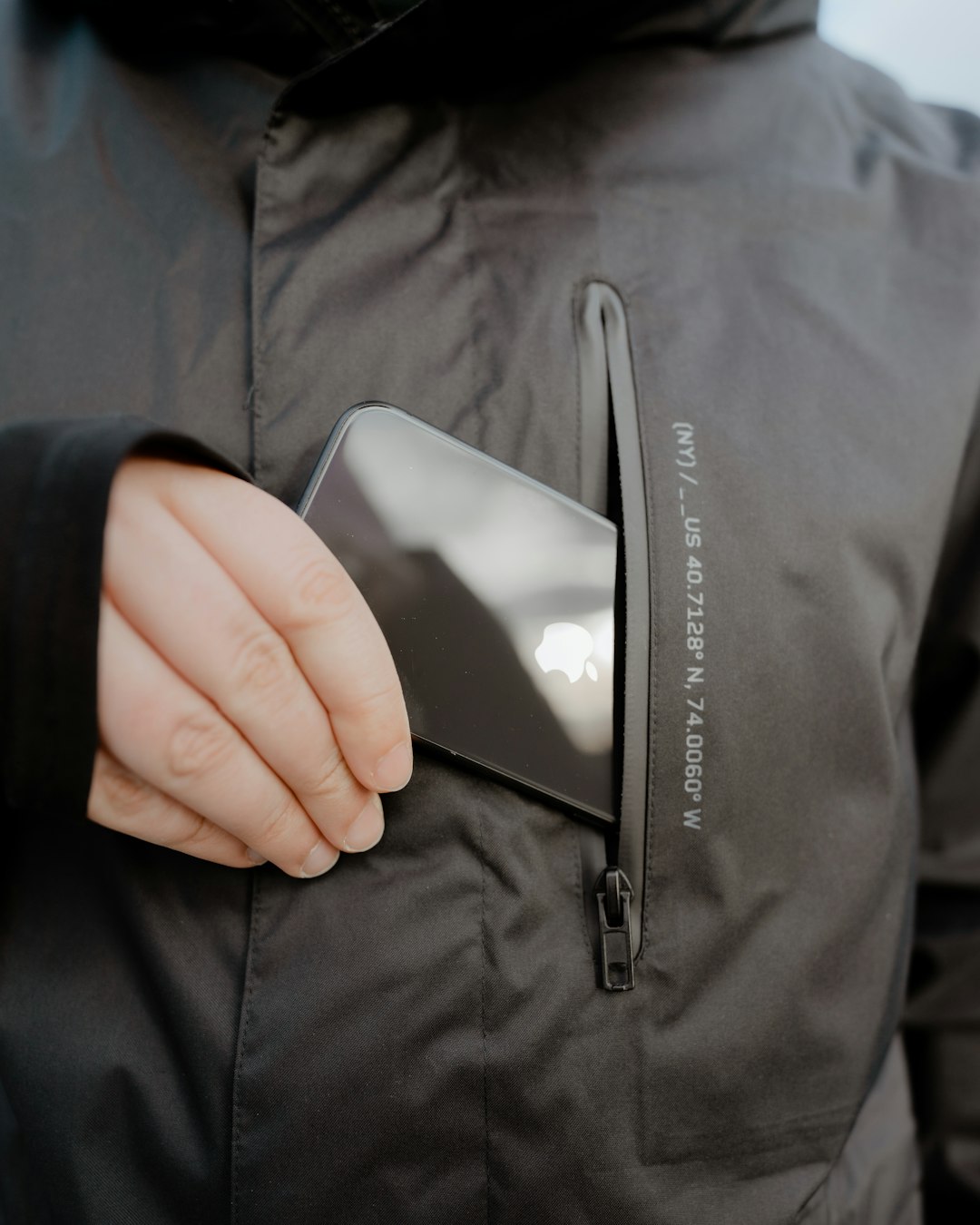 Technology's Double-Edged Impact on Modern Pickpocketing (image credits: unsplash)