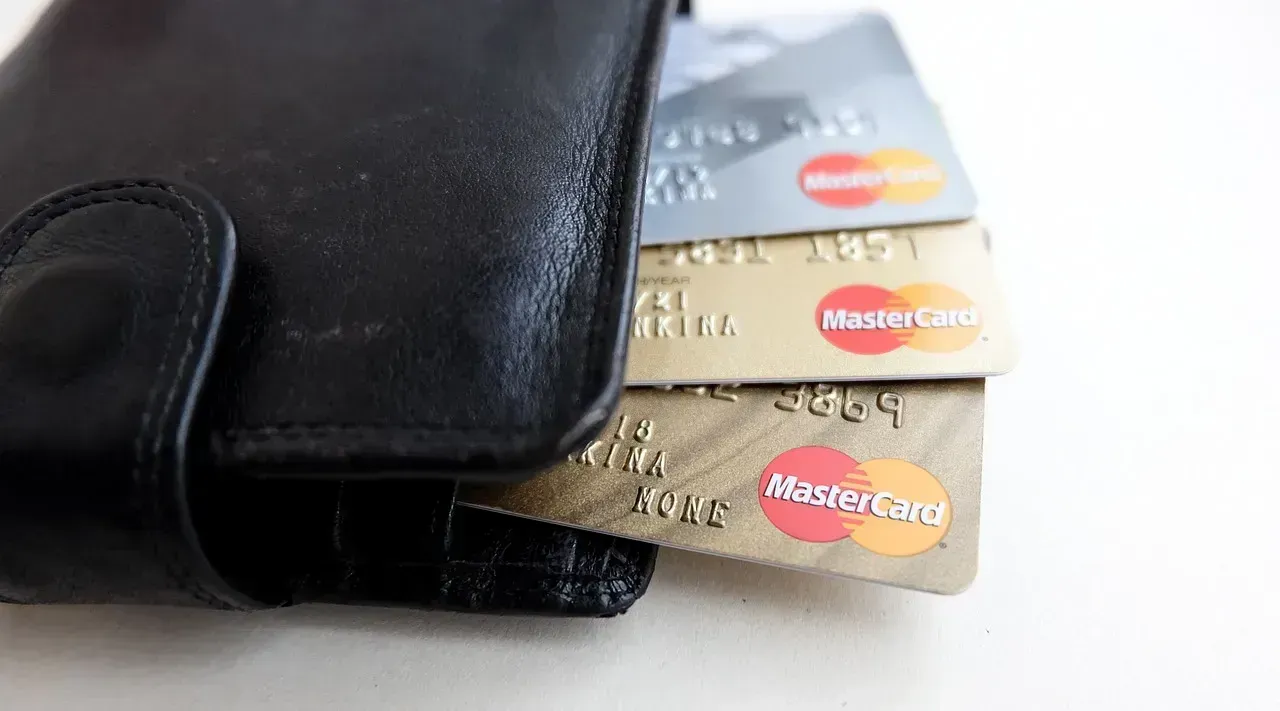 15. Your PIN Written Anywhere Near Your Debit or Credit Card (Image Credits: Pixabay)