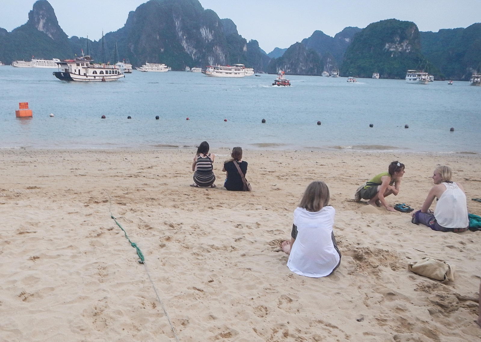 Vietnam's Tourism Success Story (image credits: By Peter van der Sluijs, CC BY-SA 3.0, https://commons.wikimedia.org/w/index.php?curid=41531734)