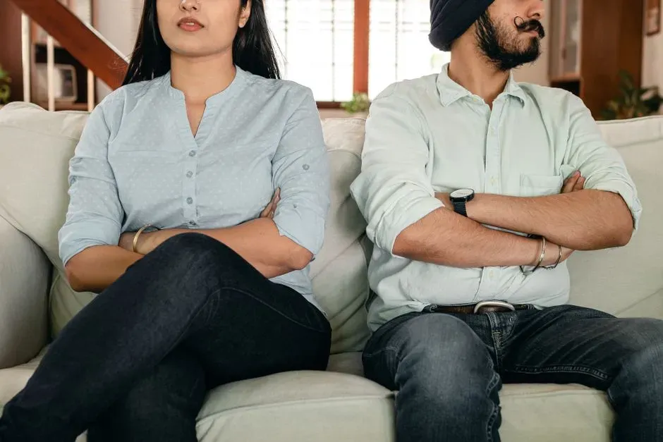 1. Bringing Up Old Mistakes During New Arguments (Image Credits: Pexels)