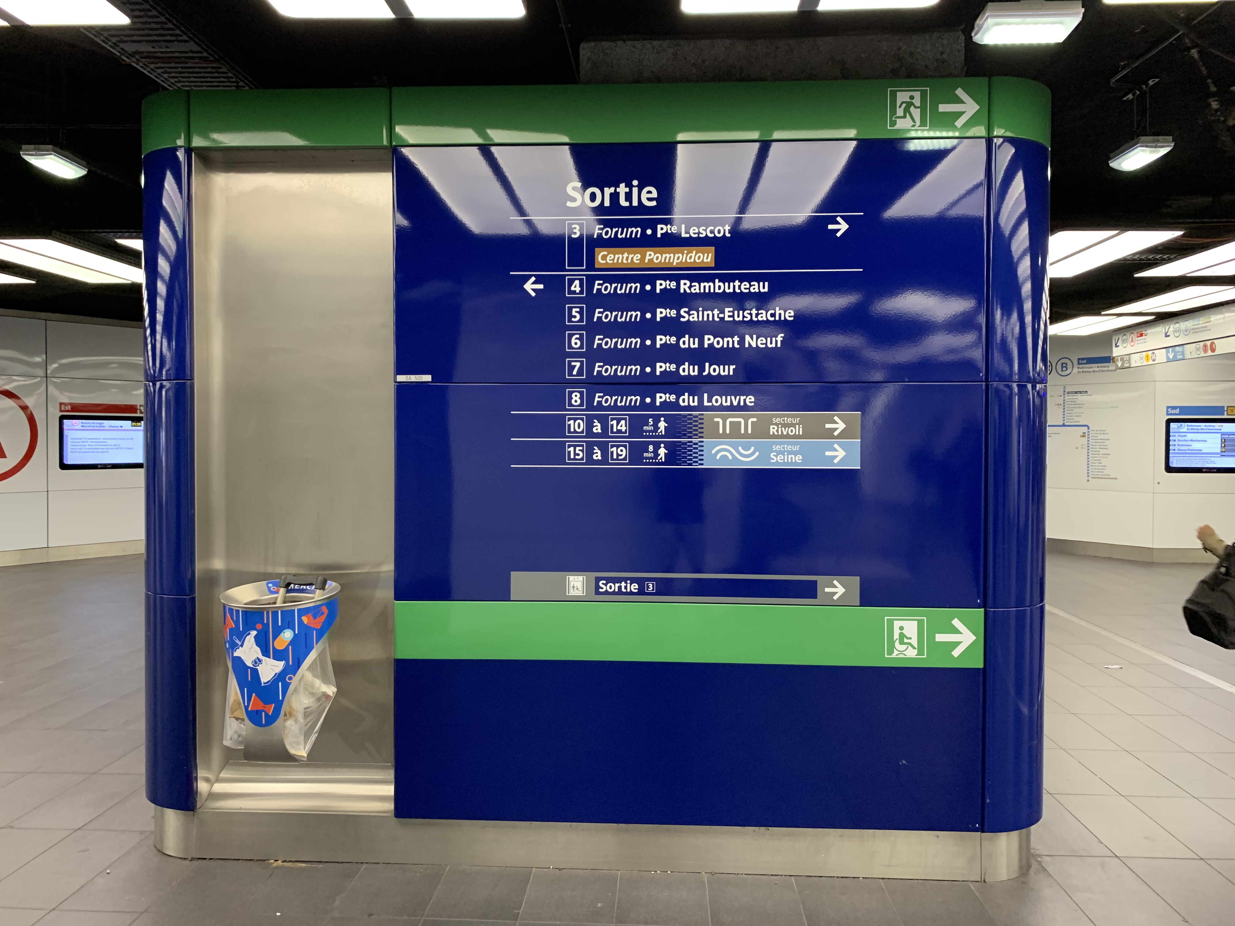 Châtelet-Les Halles Metro Complex (image credits: By Chabe01, CC BY-SA 4.0, https://commons.wikimedia.org/w/index.php?curid=82052233)